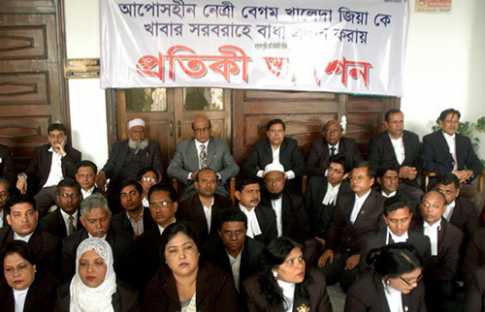খালেদার কার্যালয়ে খাবার সরবরাহে বাধা, আইনজীবীদের অনশন