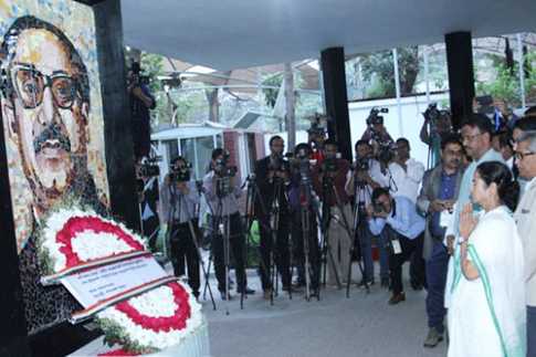 বঙ্গবন্ধুর বাড়িতে মমতা