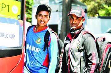 বাসে উঠছেন সৌম্য সরকার ও তামিম ইকবাল