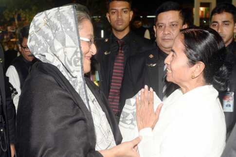 এগিয়ে গেলেন দুই নেত্রী