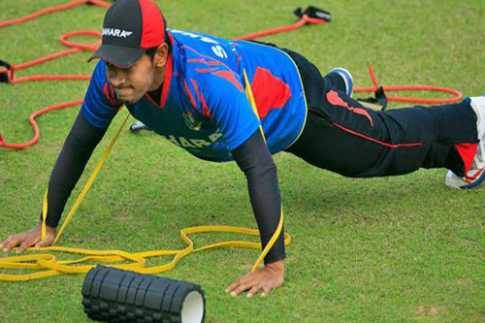 মুশফিকের আঘাত গুরুতর নয়