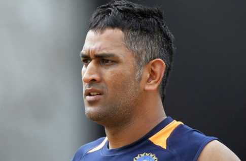শঙ্কা কাটিয়ে মাঠে ধোনি