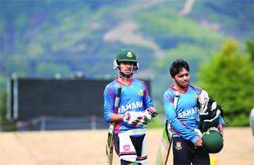 অনুশীলন শেষে ক্লান্ত নাসির ও মুমিনুল 