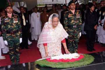 বঙ্গবন্ধুর প্রতিকৃতিতে প্রধানমন্ত্রীর শ্রদ্ধা