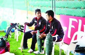 অনুশীলনের ফাঁকে আলোচনা করছেন ইমরুল ও তামিম 