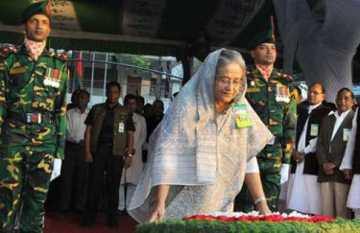 বঙ্গবন্ধুর প্রতিকৃতিতে প্রধানমন্ত্রীর শ্রদ্ধা