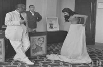 বলিউডে পরিচালকের সামনে অভিনেত্রীর পোশাক বদল, বিতর্ক তুঙ্গে