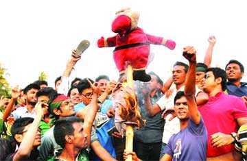 ভক্তদের বিক্ষোভ 