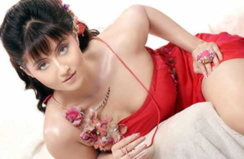 চুম্বন নিয়ে মুখ খুললেন স্বস্তিকা