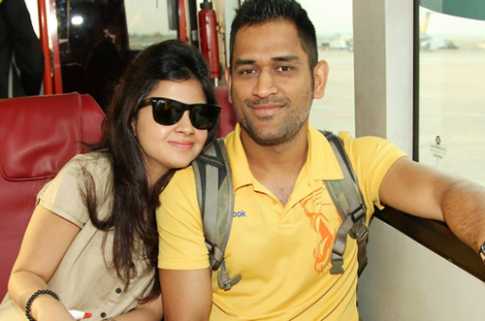 ধোনির বাড়ি ফেরার অপেক্ষায় সাক্ষী