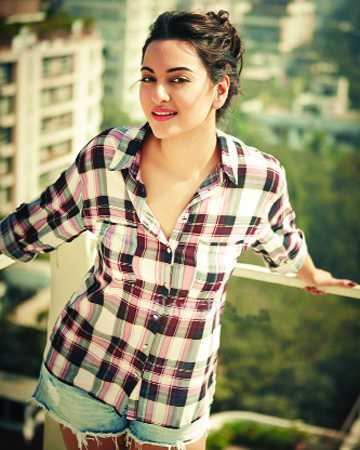 অ্যাকশনে সোনাক্ষি 