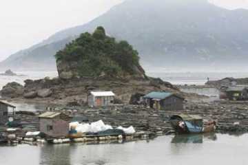 যে গ্রামে ডাঙায় পা দেয় না কেউ