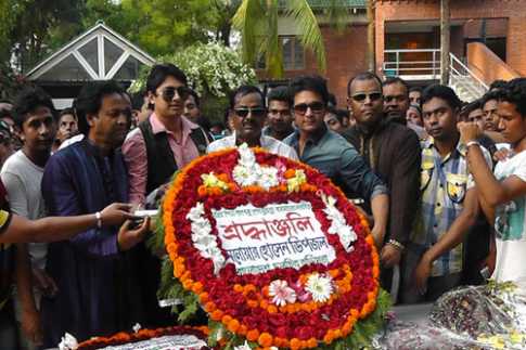 বঙ্গবন্ধুর মাজারে ডিপজলের শ্রদ্ধা