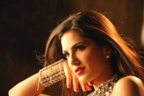 অতীত জীবন নিয়ে সানির গর্ব
