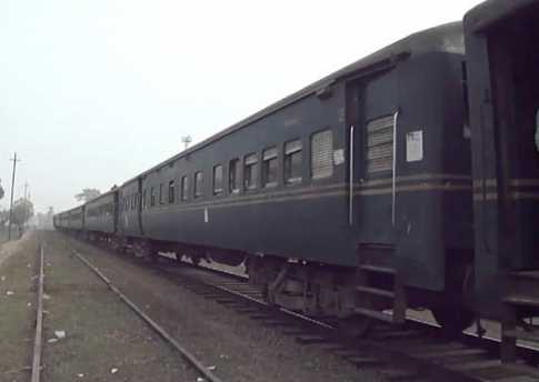 ঢাকামুখী মেইল ট্রেনে ডাকাতি, আটক ৪