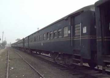 ঢাকামুখী মেইল ট্রেনে ডাকাতি, আটক ৪