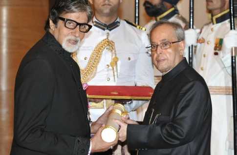 পদ্মবিভূষণ পেলেন অমিতাভ