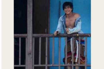 এ কোন পোশাকে শাহরুখ