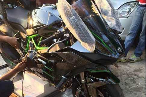 রাস্তায় গতিতে ঝড় তুলবেন ধোনি