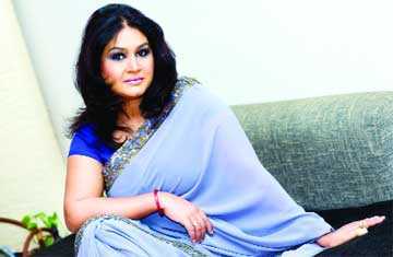 নাটকের শীর্ষ সংগীতে সামিনা 