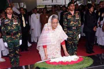 বঙ্গবন্ধুর প্রতিকৃতিতে প্রধানমন্ত্রীর শ্রদ্ধা