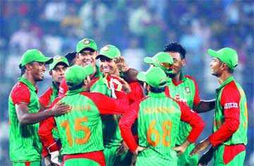 পাকিস্তানকে হারিয়ে বাঁধভাঙা উল্লাস