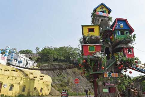 এক গাছে ৯ টি বাড়ি!