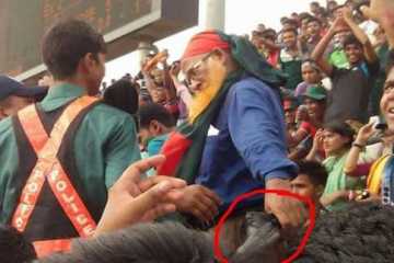 স্টেডিয়ামে সমর্থকের এ কী কাণ্ড!