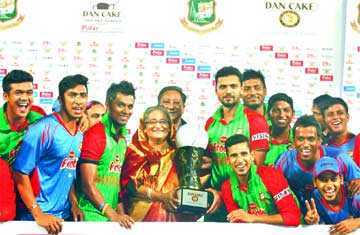 বাংলাদেশ দলের সঙ্গে ট্রফি হাতে প্রধানমন্ত্রী শেখ হাসিনা