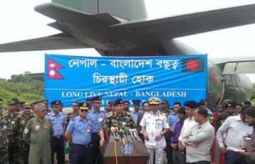 ত্রাণ নিয়ে নেপালে বাংলাদেশের সাহায্যকারী দল