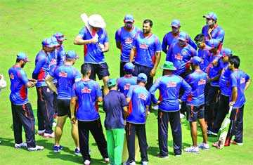 টাইগার অধিনায়ক কথা বলছেন সতীর্থদের সঙ্গে 