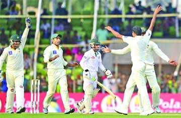 মুমিনুলকে আউট করার পর উচ্ছ্বাসে মাতল পাকিস্তান 