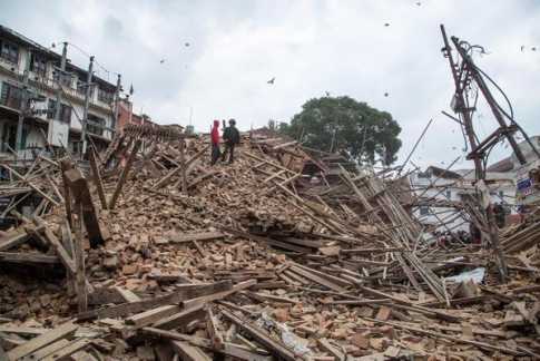 নেপালের পাশে বলিউড তারকারা