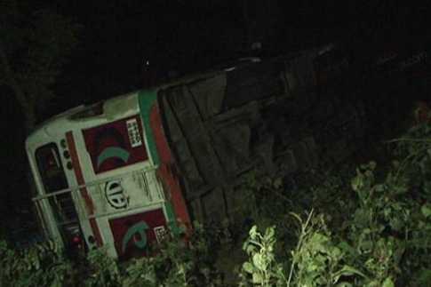 কুষ্টিয়ায় বাস খাদে পড়ে নিহত ৪