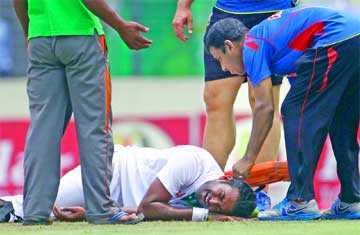 দুই বলেই টেস্ট শেষ শাহাদাতের 