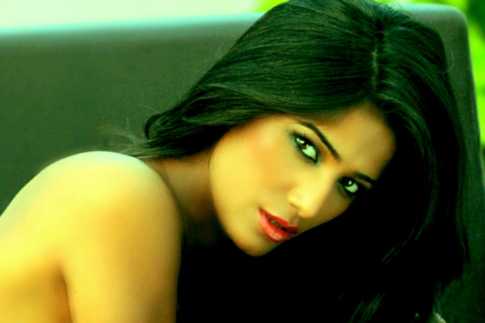 সালমানের কারাদণ্ডে ব্যথিত পুনম পান্ডে!
