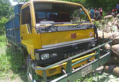 টাঙ্গাইলে ট্রাক খাদে পড়ে নিহত ৪, আহত ১০