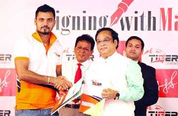 মাশরাফির সঙ্গে চুক্তিপত্রে টাইগার সিমেন্টের স্বাক্ষর 