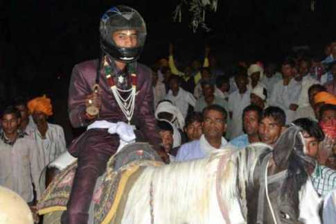 হামলা রুখতে হেলমেট পরলেন বর