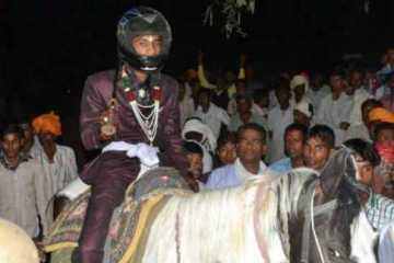 হামলা রুখতে হেলমেট পরলেন বর