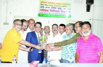 ভুলুকে ফুল দিয়ে বরণ করছেন ক্লাব কর্মকর্তারা 