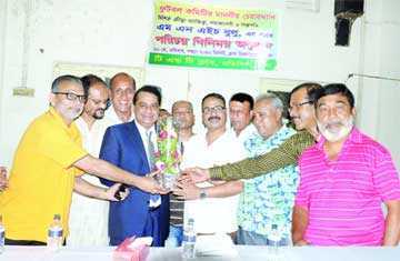 ভুলুকে ফুল দিয়ে বরণ করছেন ক্লাব কর্মকর্তারা 