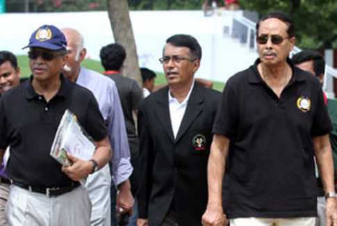 গলফ খেলা দেখতে মাঠে এরশাদ