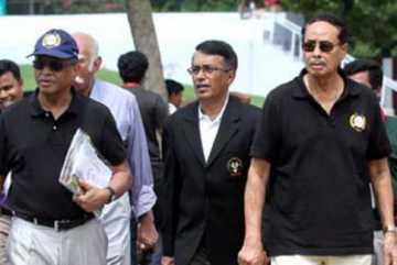 গলফ খেলা দেখতে মাঠে এরশাদ