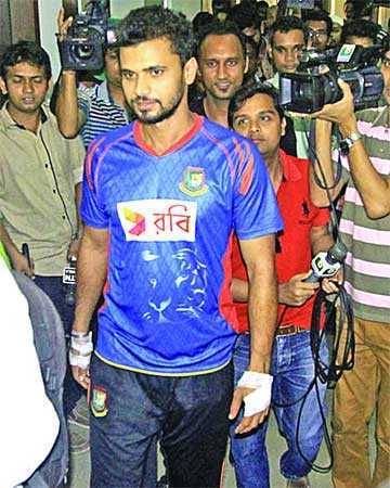 অল্পের জন্য রক্ষা মাশরাফির 
