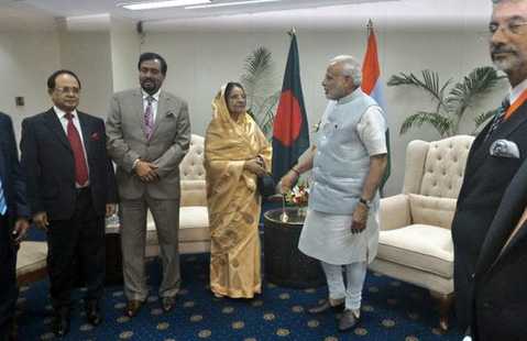 মোদিকে স্বর্ণের কোটপিন পরালেন রওশন