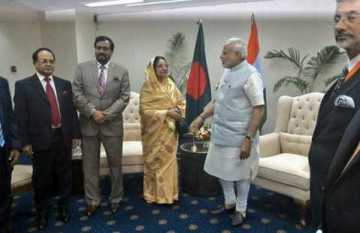 মোদিকে স্বর্ণের কোটপিন পরালেন রওশন