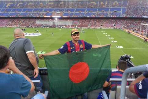 বার্সার মাঠে উড়ল বাংলাদেশের পতাকা