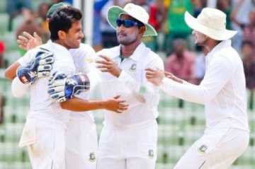 কোহলিকে ফেরালেন জুবায়ের