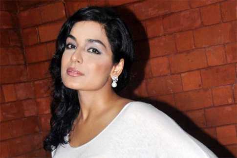 মীরার বিরুদ্ধে গ্রেফতারি পরোয়ানা